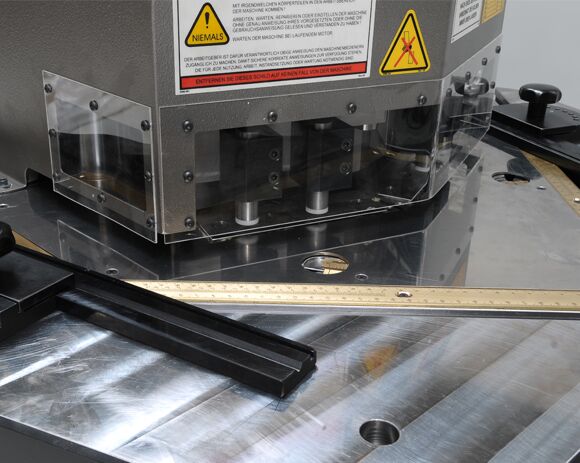 EKN-6 - Hydraulic Corner Notcher